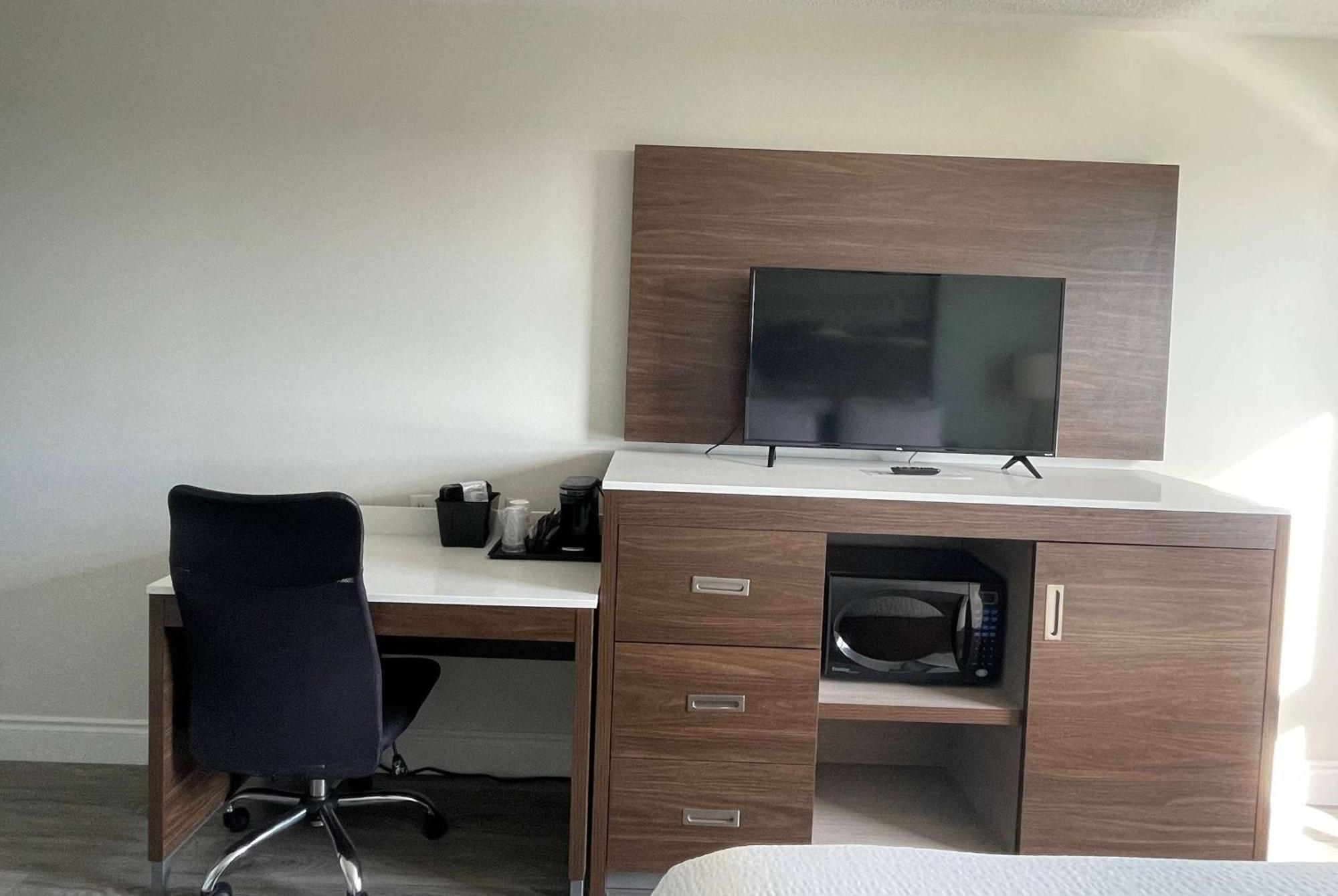 Super 8 By Wyndham Peterborough Otel Dış mekan fotoğraf