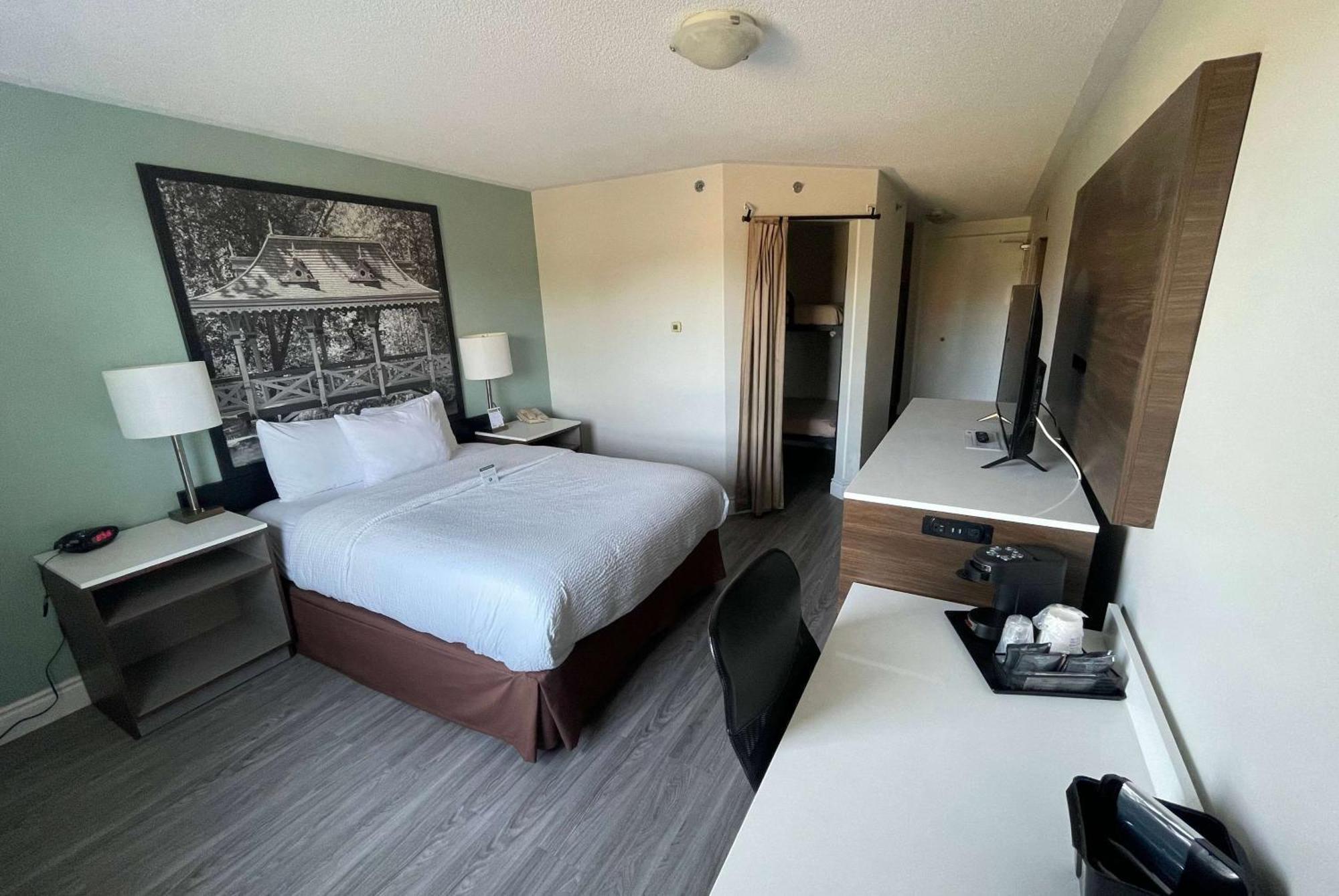 Super 8 By Wyndham Peterborough Otel Dış mekan fotoğraf