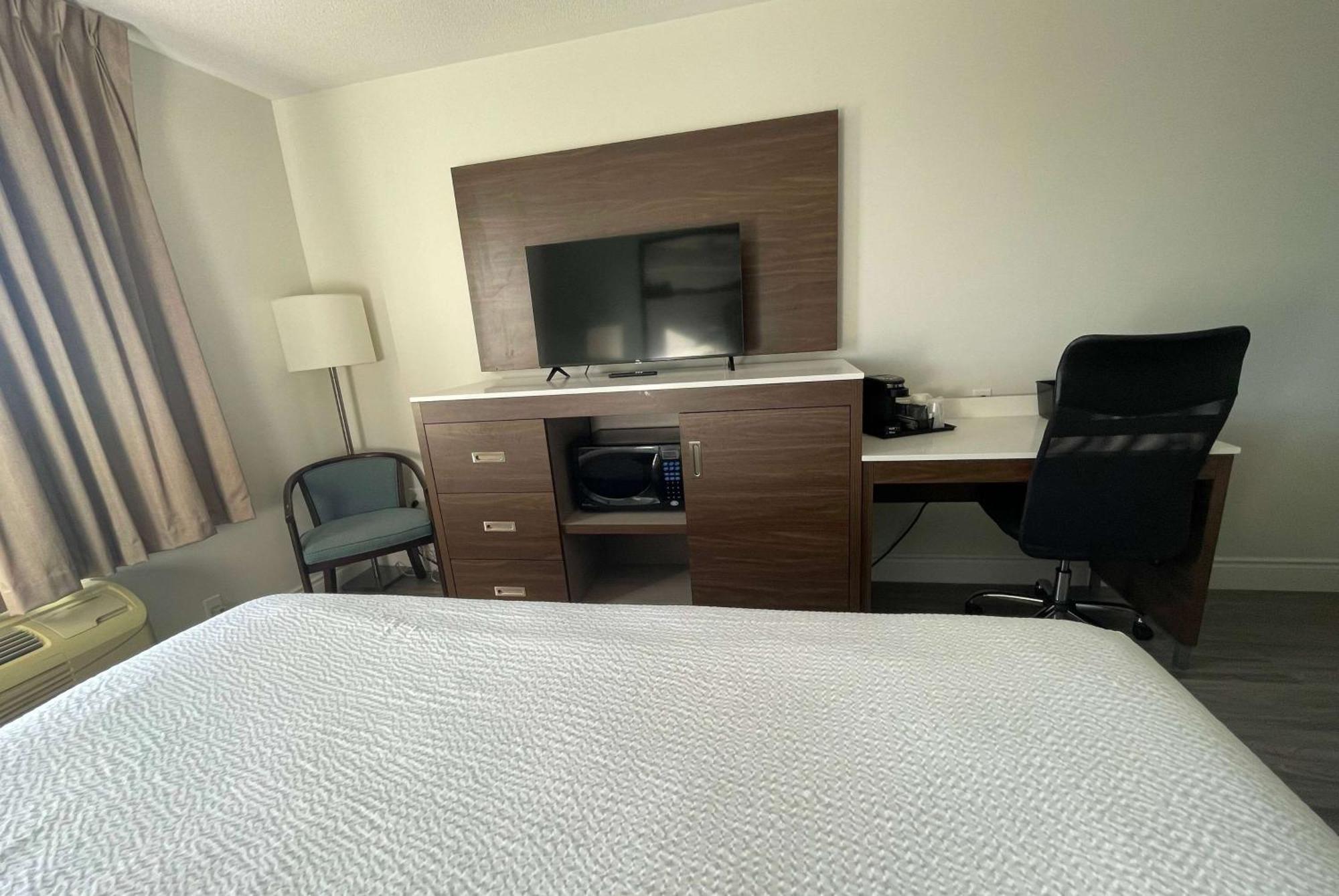 Super 8 By Wyndham Peterborough Otel Dış mekan fotoğraf