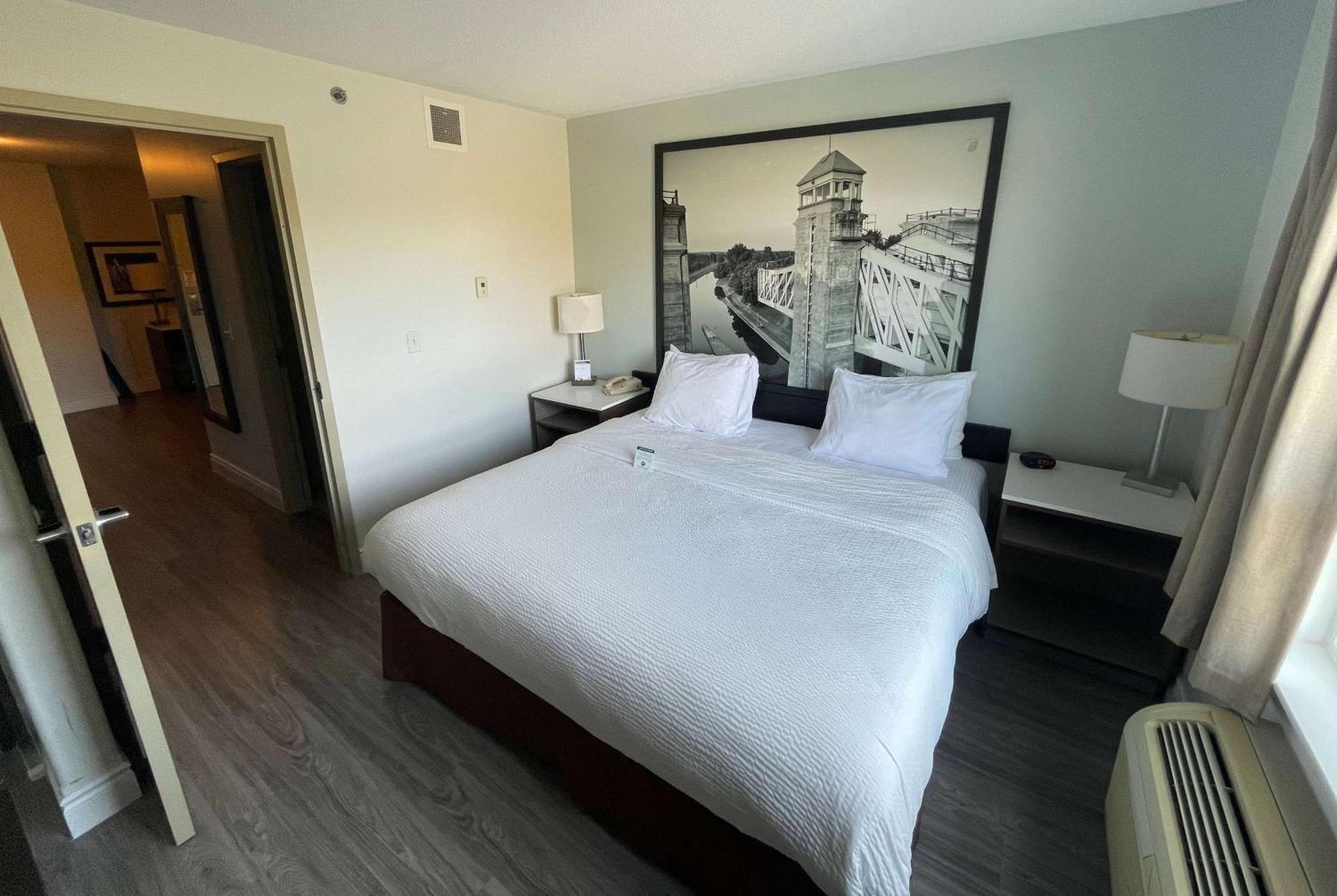 Super 8 By Wyndham Peterborough Otel Dış mekan fotoğraf