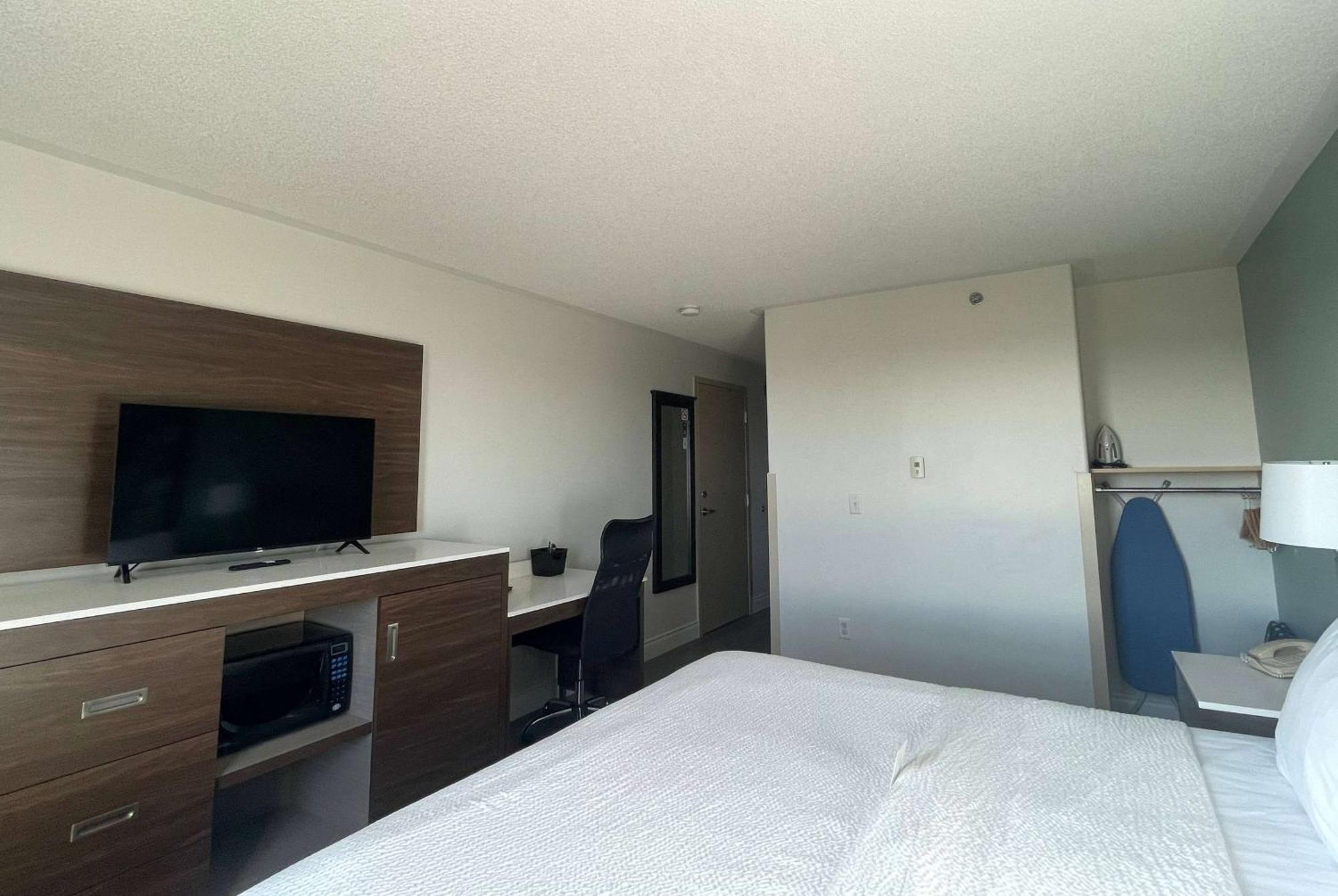 Super 8 By Wyndham Peterborough Otel Dış mekan fotoğraf
