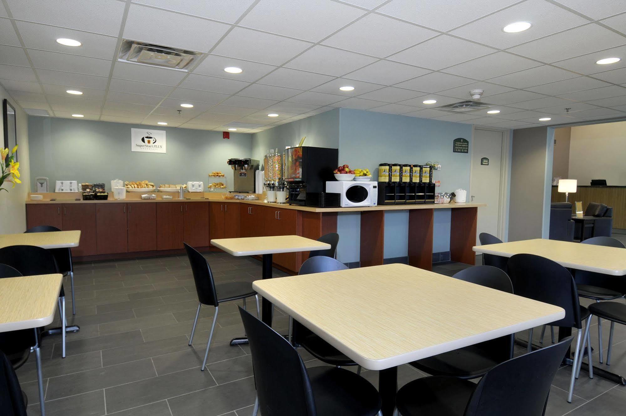 Super 8 By Wyndham Peterborough Otel Restoran fotoğraf