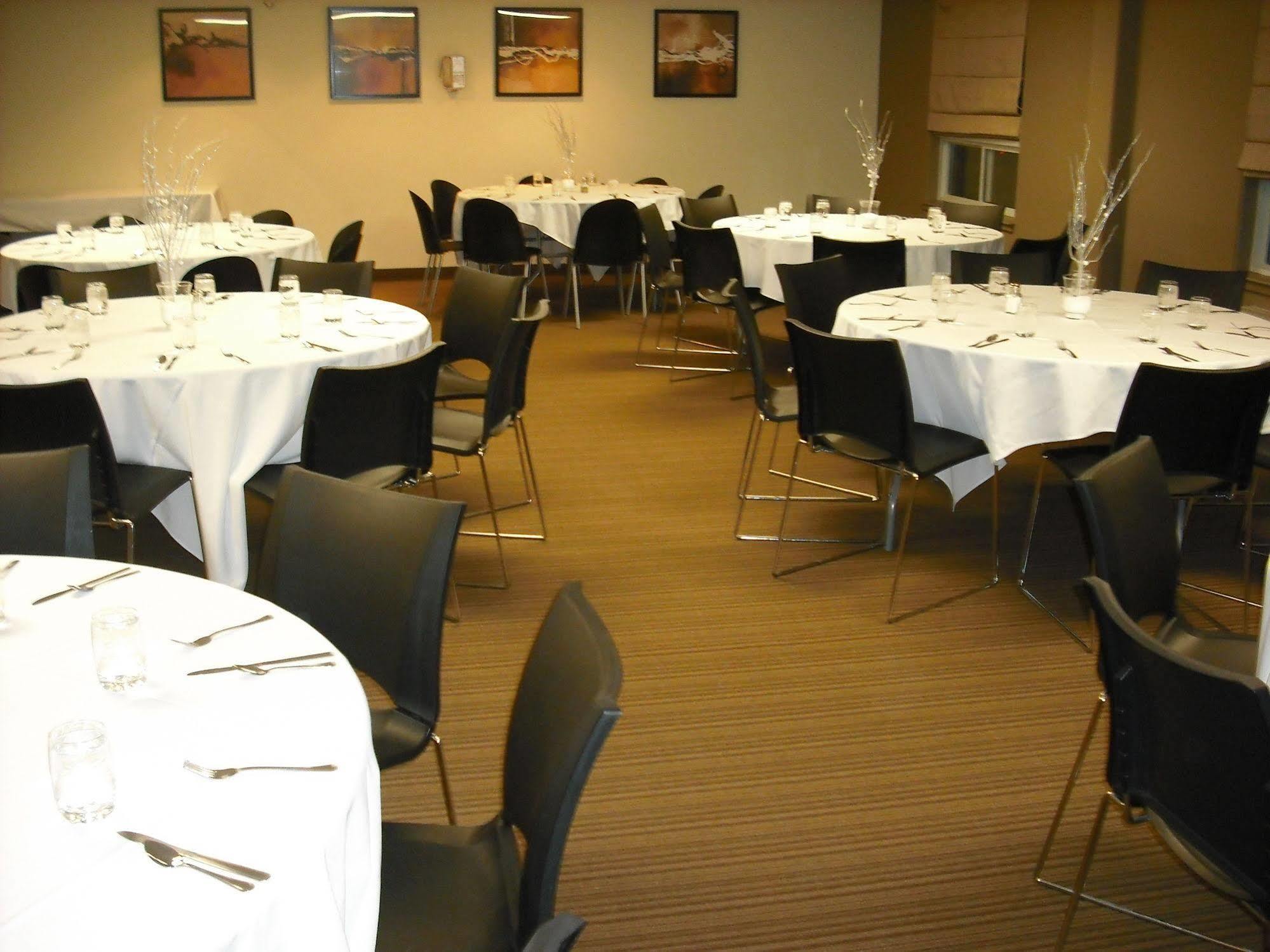 Super 8 By Wyndham Peterborough Otel Dış mekan fotoğraf