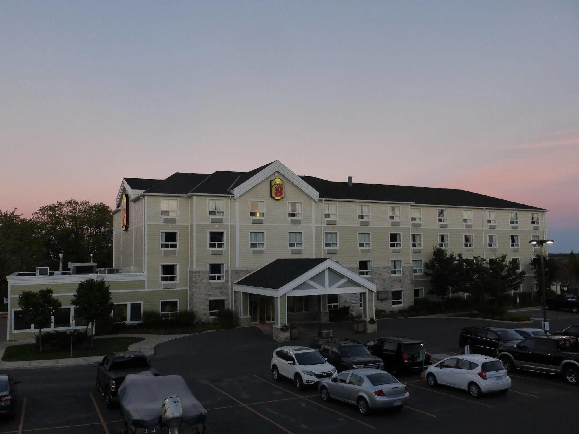 Super 8 By Wyndham Peterborough Otel Dış mekan fotoğraf